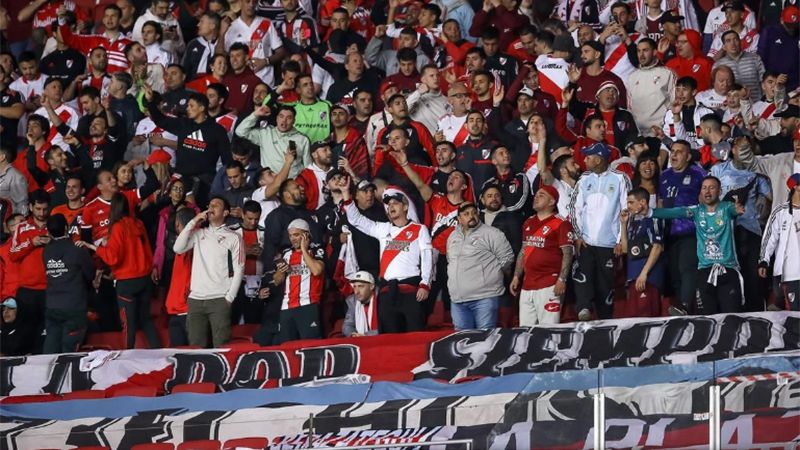 Un hincha de River quedó internado en Brasil tras ser agredido por barras