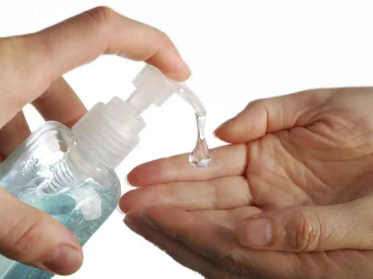 Prohíben la venta de un alcohol en gel promocionado en Mercado Libre