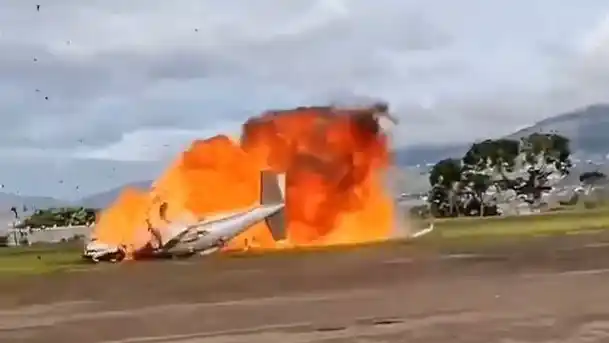 El video, que rápidamente se viralizó en redes sociales, fue grabado por personas que presenciaban desde el suelo el despegue de la aeronave.
