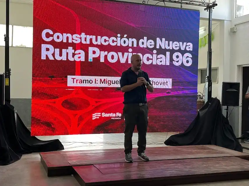 Roberto "Tito" Vergé en el acto de licitación de la ruta provincial 96, en Chovet.