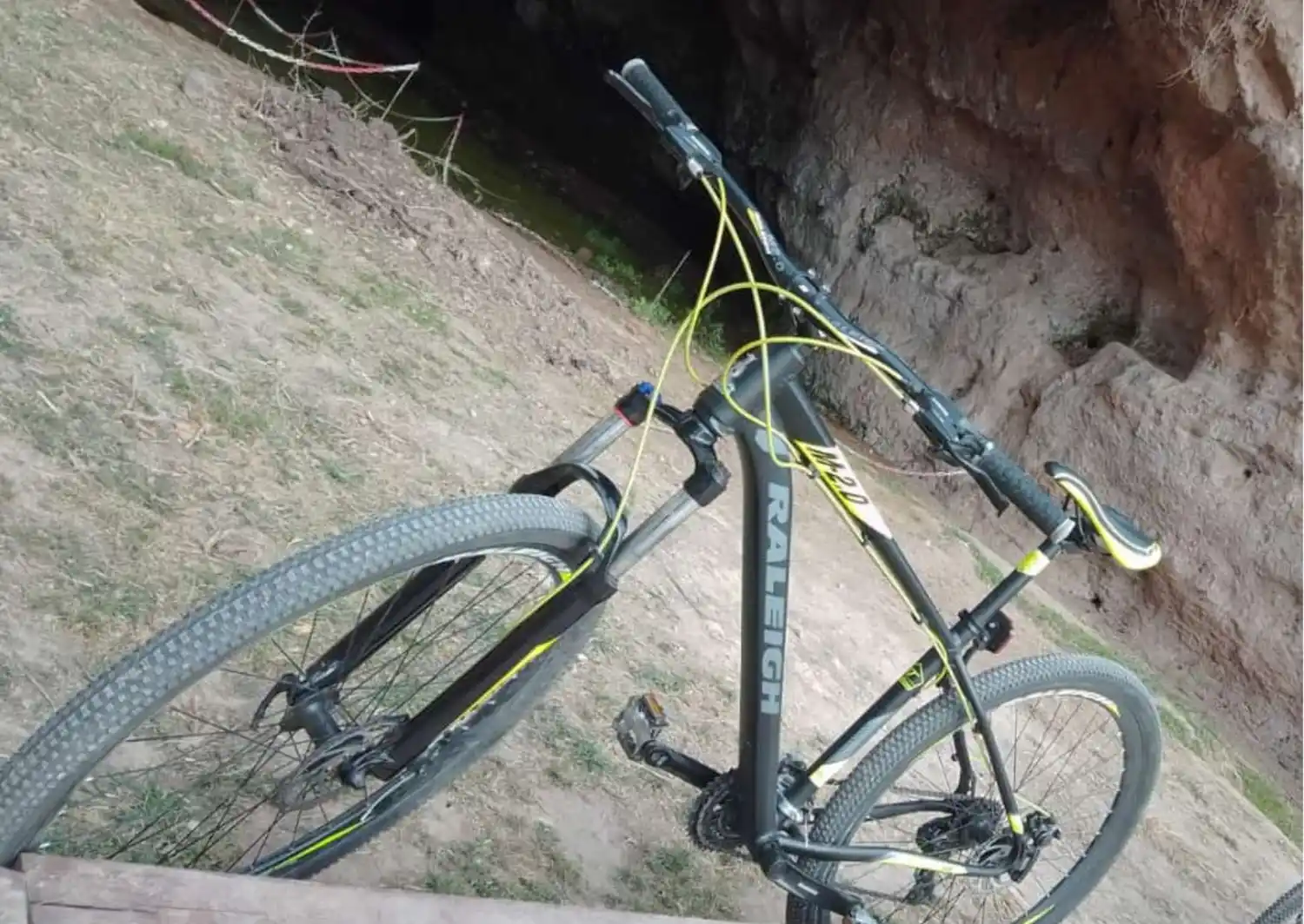 Le robaron la bici mientras entrenaba en el gimnasio
