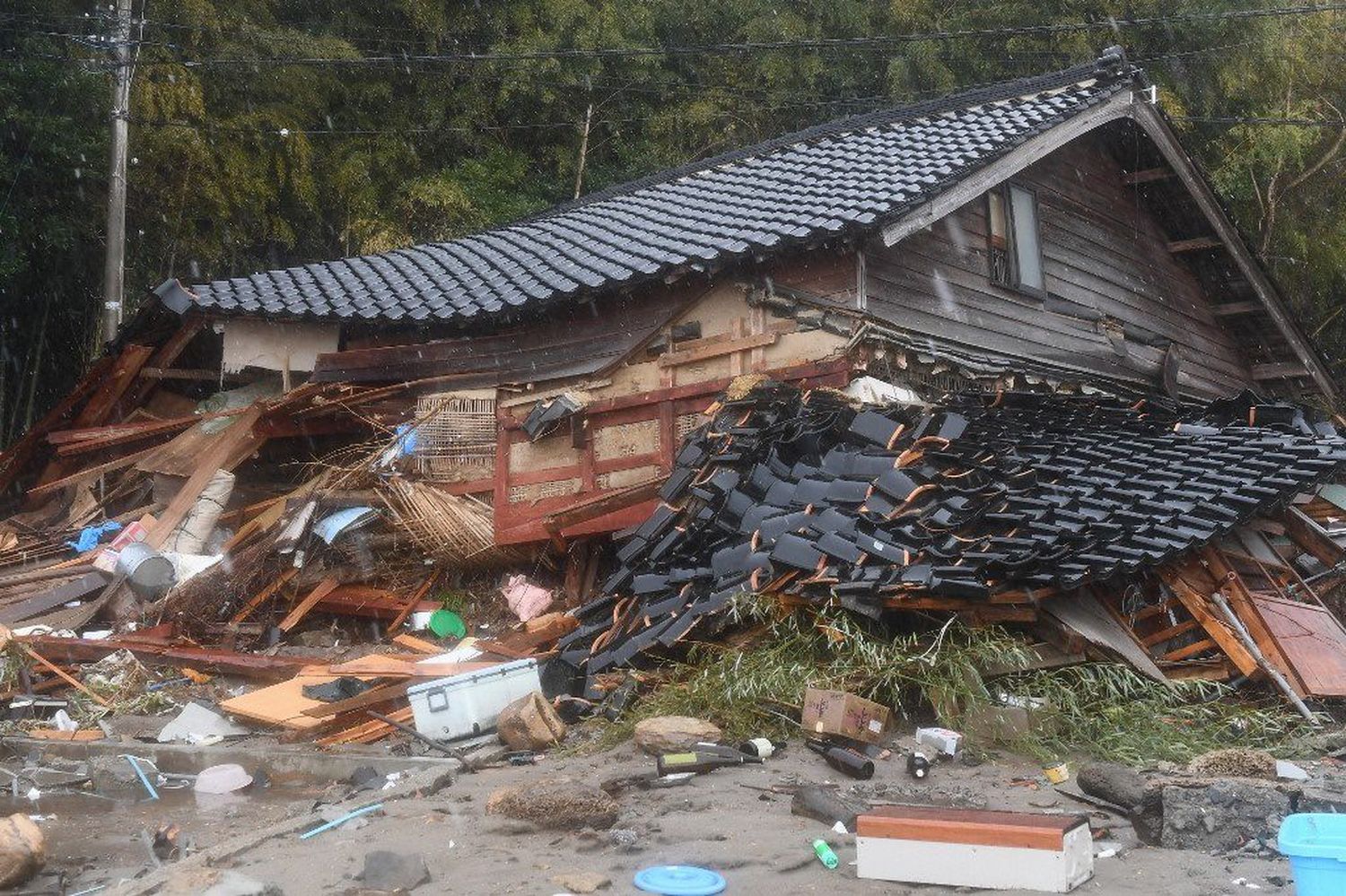 ¡CIFRA DE MUERTOS LLEGA A 126! Rescatan a otra mujer de 90 años entre los escombros en Japón