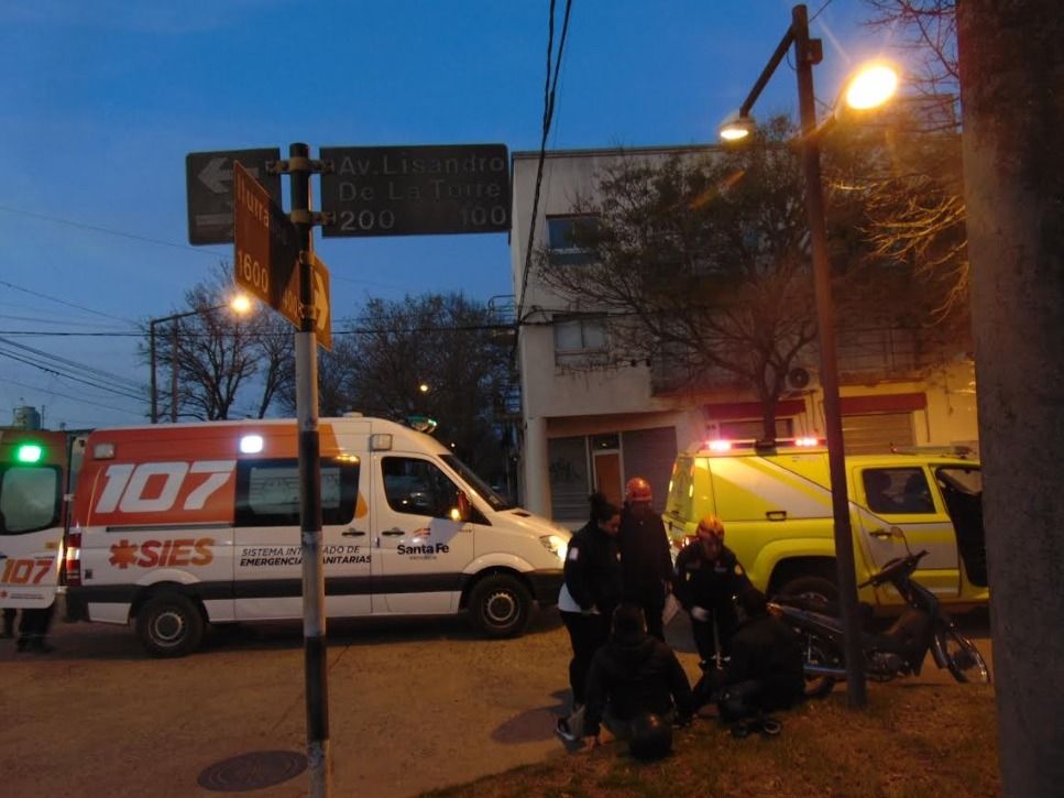 En el accidente de Lisandro de la Torre e Iturraspe, el auto se dio a la fuga. Crédito: Bomberos de Venado Tuerto.
