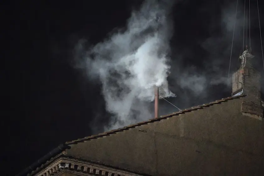 Instalaron la chimenea que anunciará la llegada del nuevo papa en el Vaticano.