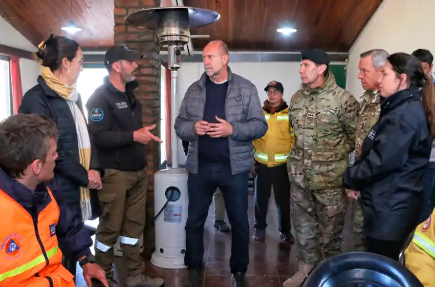 Perotti visitó a los brigadistas que combaten los incendios en las islas del Delta del Paraná