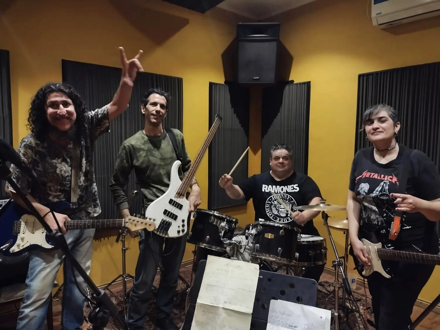 La formación 2023 de La Mugre punk rock.
