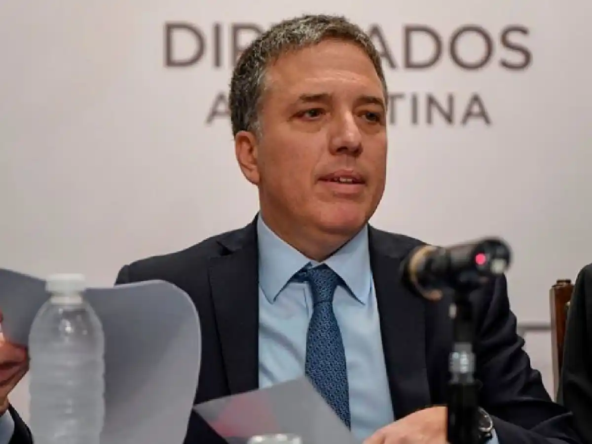 Dujovne negó que se esté pensando en dolarizar la economía