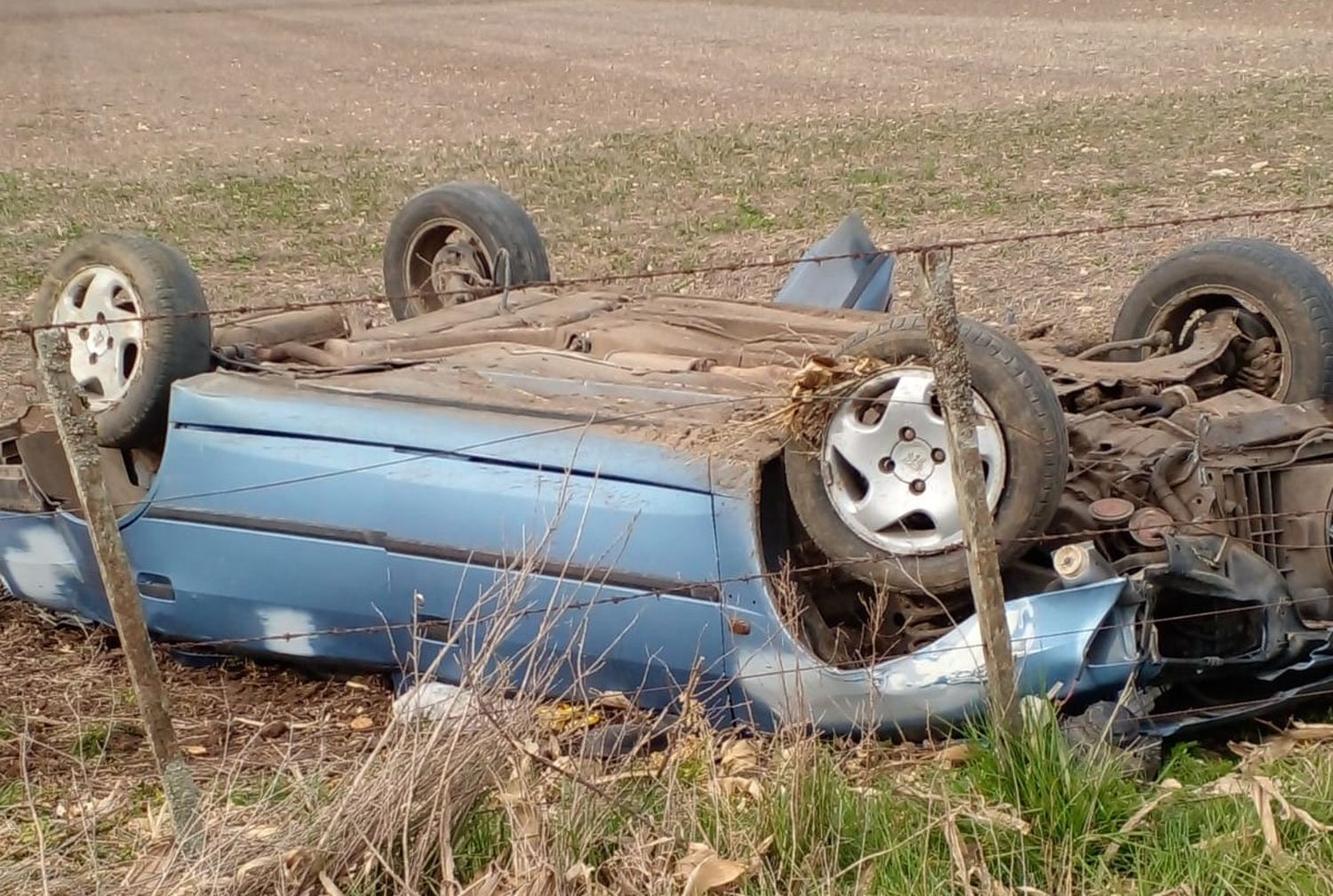 El Peugeot 306 con dominio BQR 030 que volcó en la zona del paraje El Gallo.