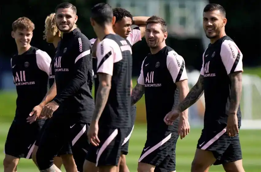 Messi y el plantel del PSG entrenaron ante una multitud durante 15 minutos