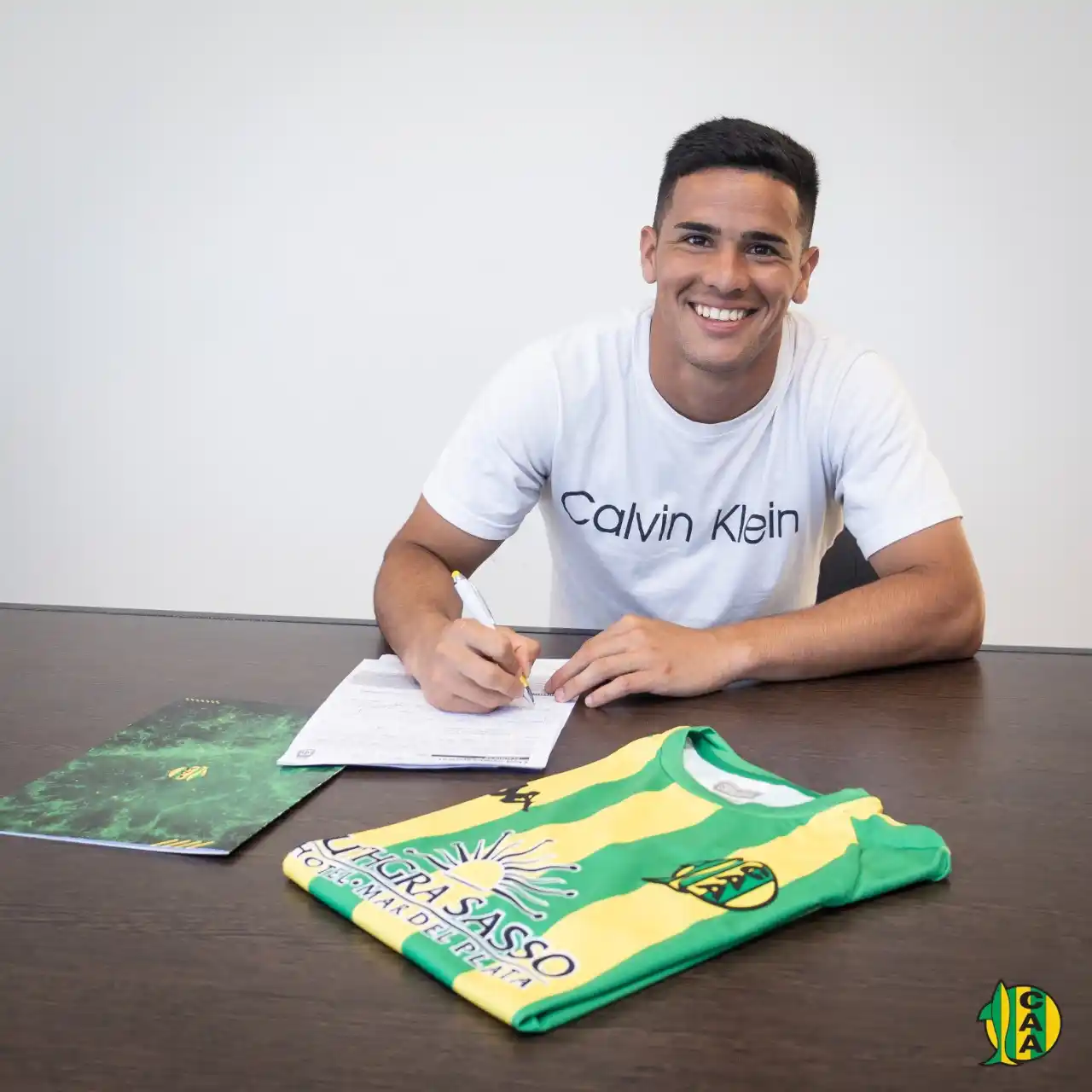 Elías Brítez firmó su primer contrato profesional