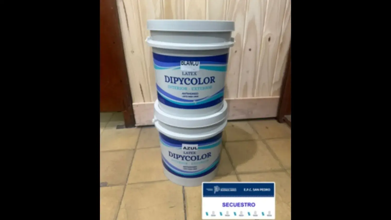 Los dos tarros de pintura látex que fueron secuestrados por la policía, tras ser abandonados por dos hombres.