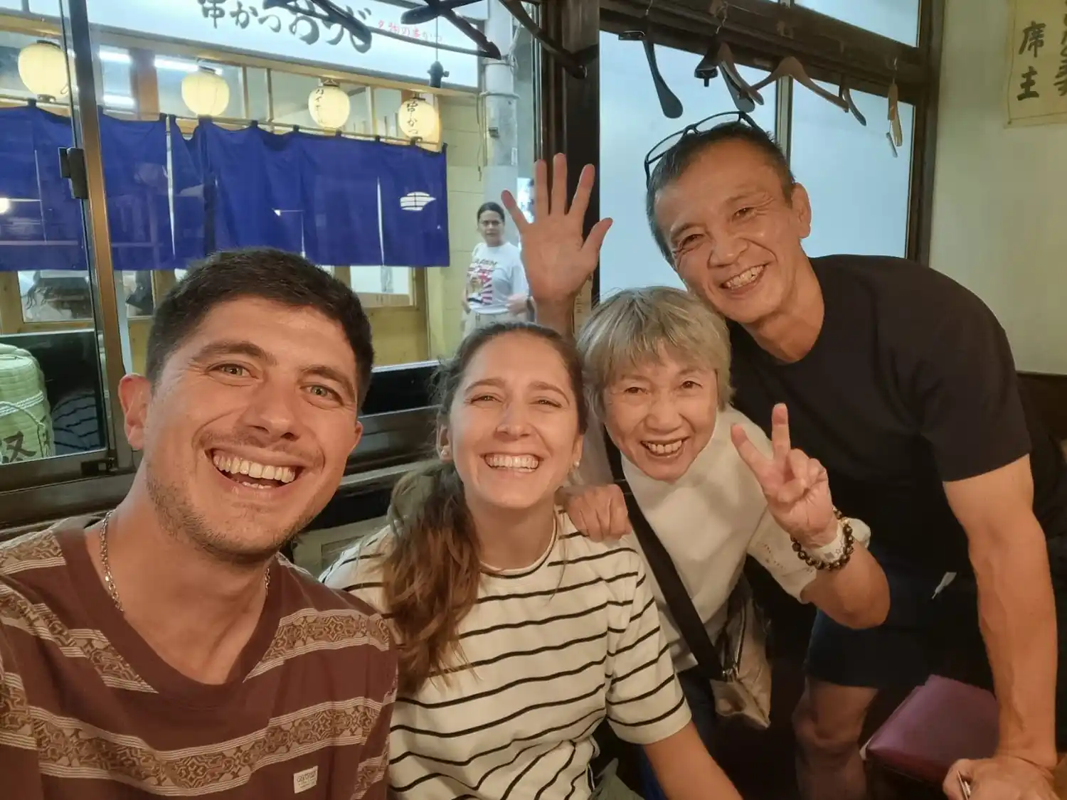 Amigos japoneses en un típico izakaya-