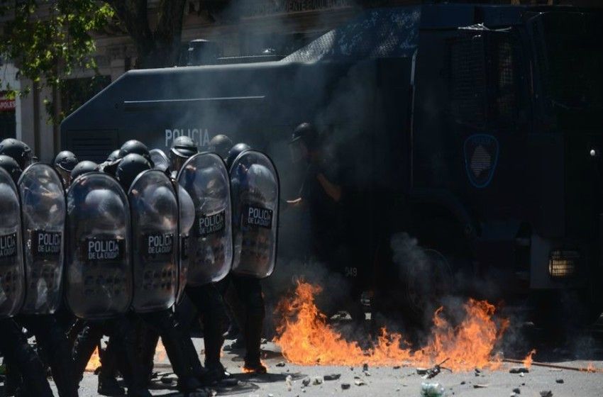 Más incidentes fuera del Congreso: hay detenidos y policías heridos