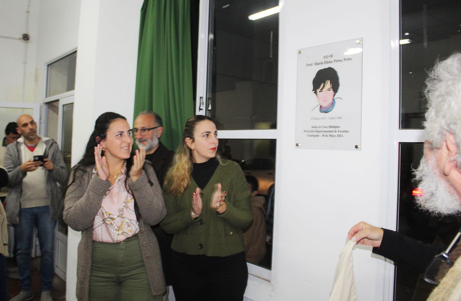 Familiares y amigos de María Elena en el descubrimiento de la placa en honor a la recordada docente.
