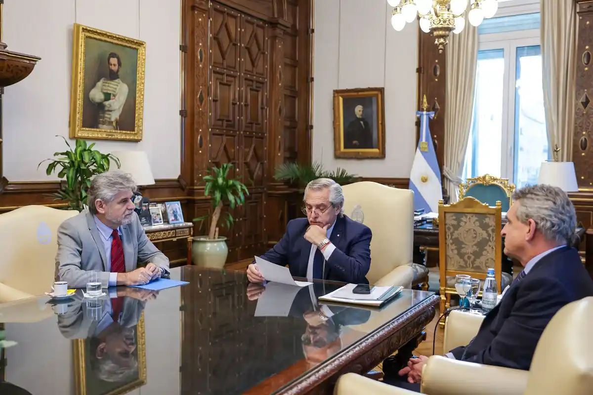 Junto a Daniel Filmus y Agustín Rossi, el presidente Alberto Fernández firmó la jerarquización salarial del Conicet.