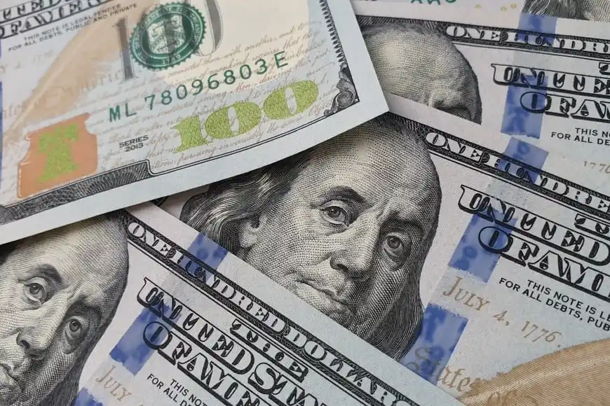 Cierre del dólar en Argentina este jueves 9 de octubre: subas en bancos, caída del MEP y blue estable