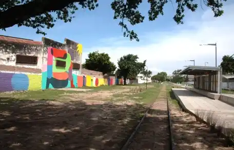 Tren Urbano: artistas y alumnos de la ciudad realizaron murales en el corredor