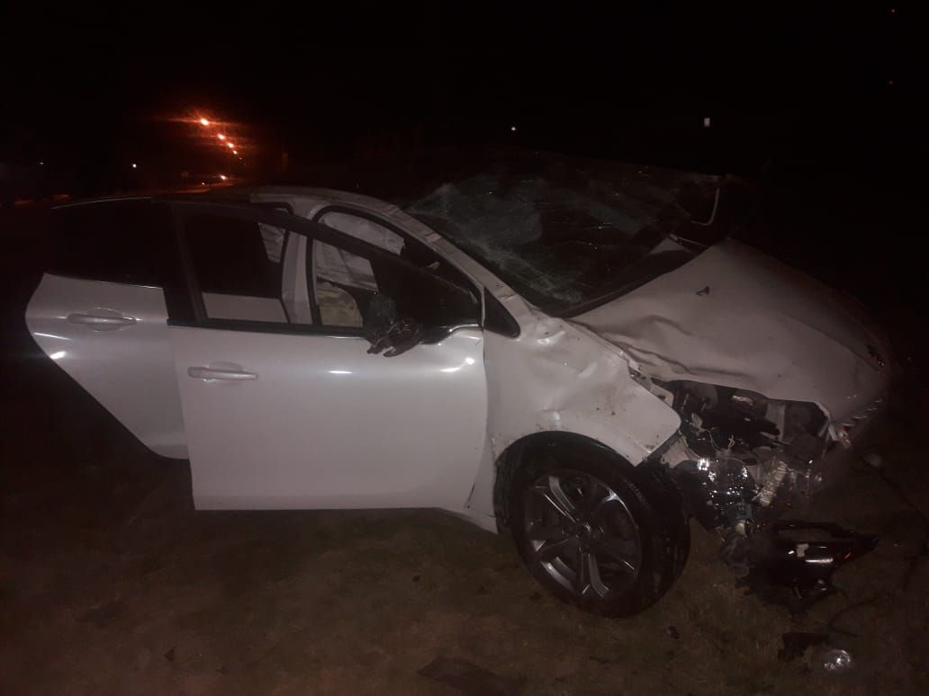 Chocó un desnivel de la calle y despistó