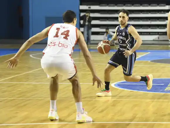 Peñarol volvió a brillar contra un candidato al título: venció a Instituto en el Poli