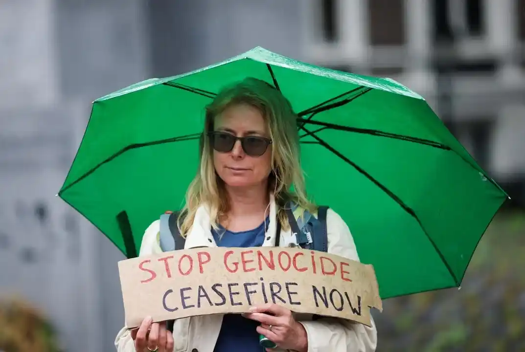 Una mujer sostiene una pancarta en una protesta en apoyo de los palestinos en Gaza frente a la Corte Internacional de Justicia.