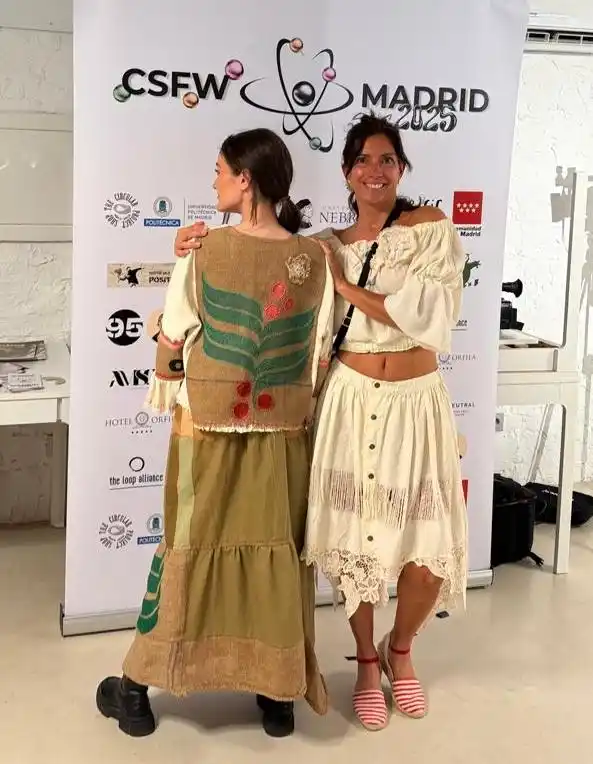 Eliana junto a uno de sus diseños-