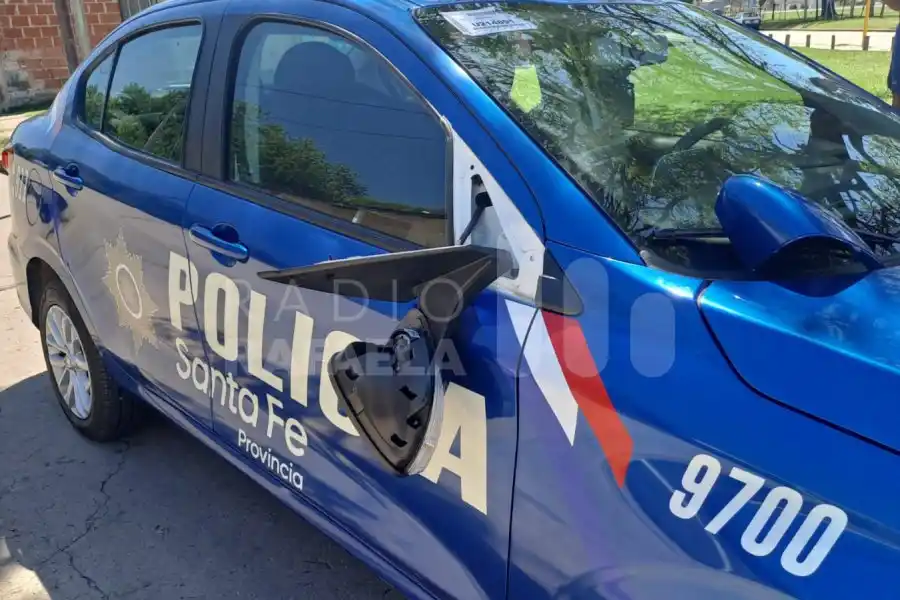 Fuera de sí: destrozó una ventanilla y un espejo a un móvil policial con un bate de madera