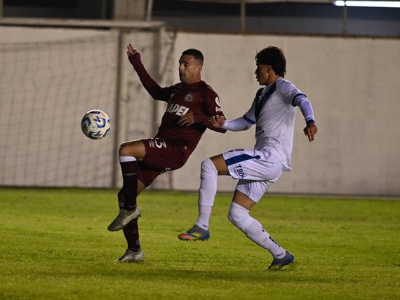 Lanús pegó de entrada y dejó en el camino a Vélez
