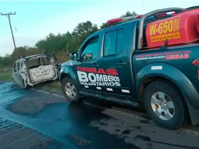 Un auto se incendió en el acceso a Ibicuy y terminó destruido