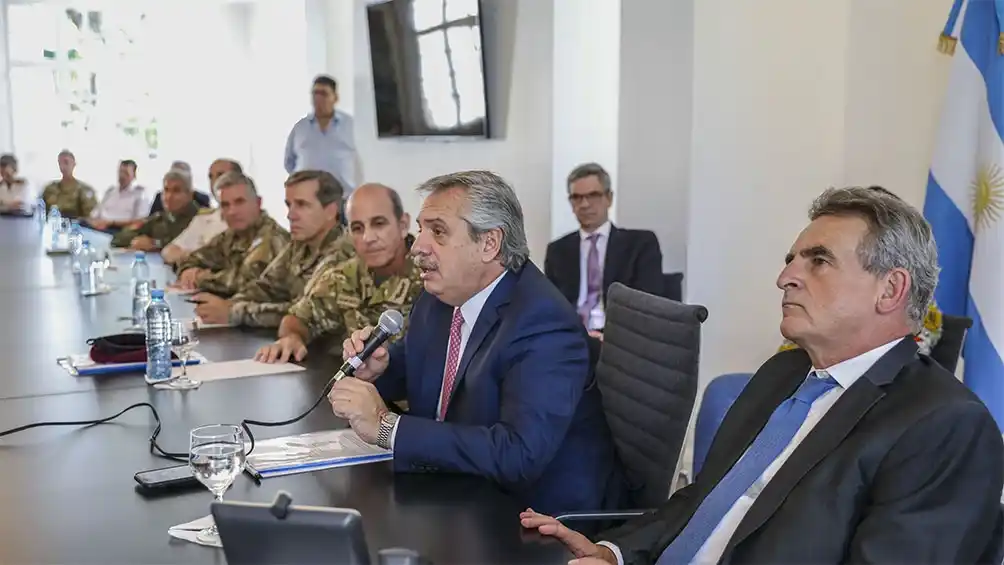 El Presidente dio instrucciones a las Fuerzas Armadas y repasó tareas de prevención