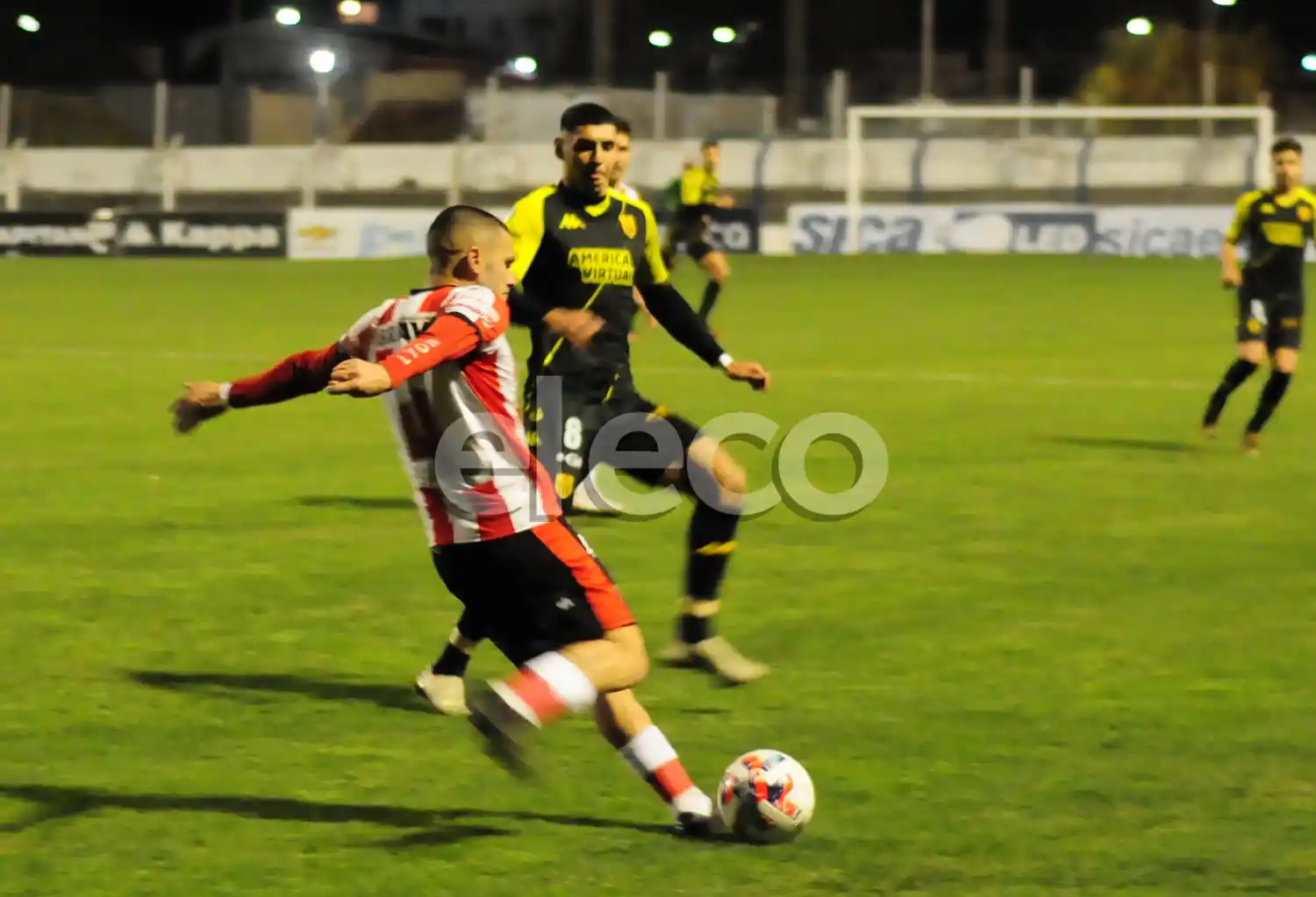 Cerato, a punto de despejar ante Sayago.