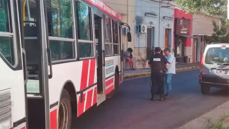 Una mujer fue embestida por un colectivo cuando intentaba cruzar la calle