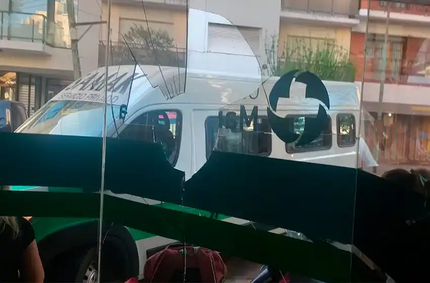 Se enojó y rompió los vidrios de una clínica