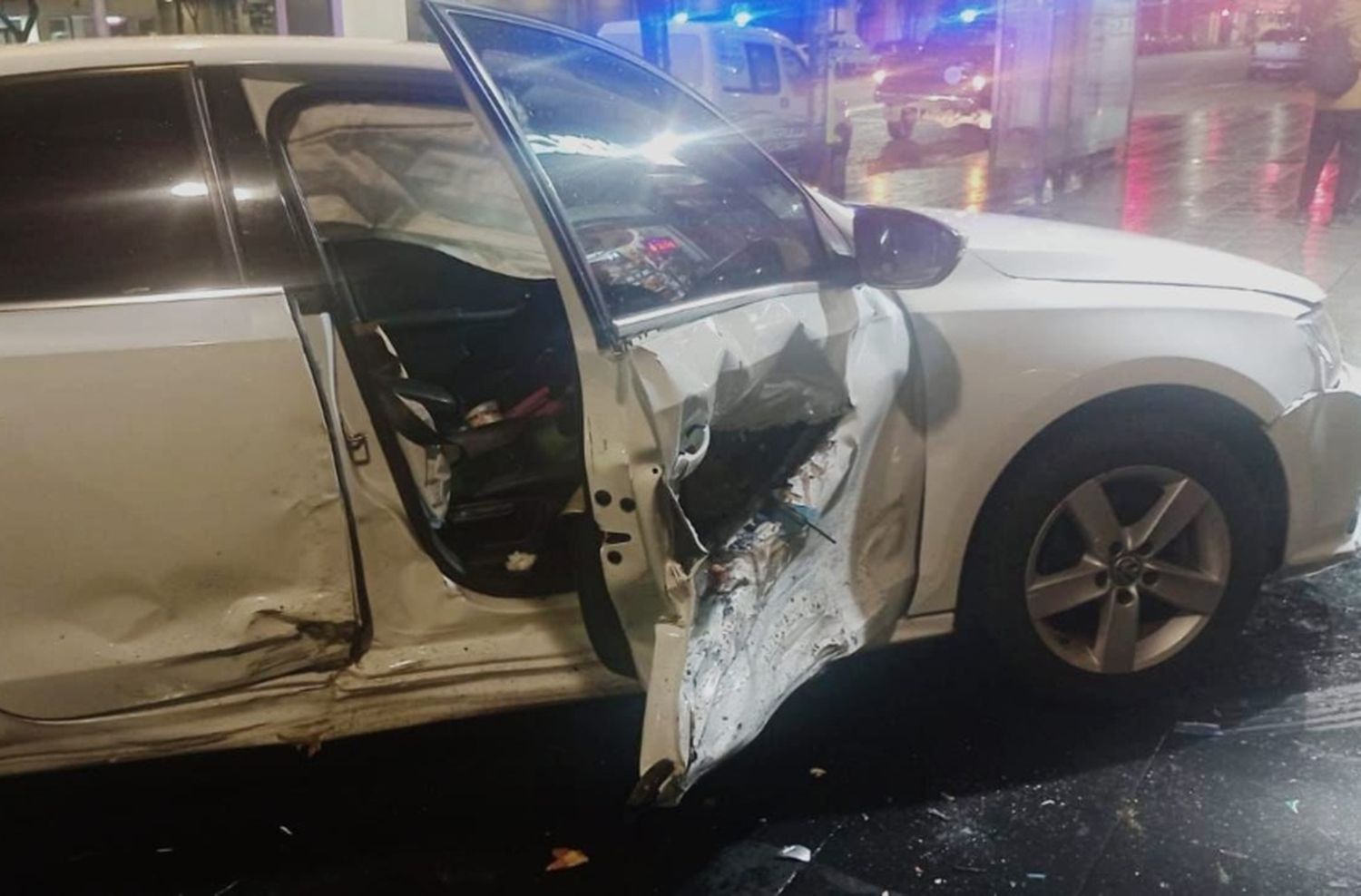 Dobló con semáforo en rojo en pleno centro y terminó hospitalizado