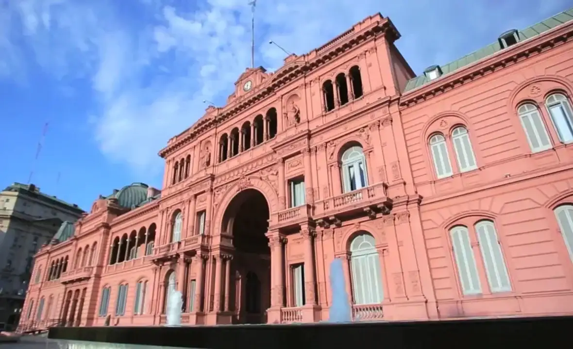 Un grupo de empleados desmantelaron una biblioteca ubicada en la planta baja de la Casa Rosada.