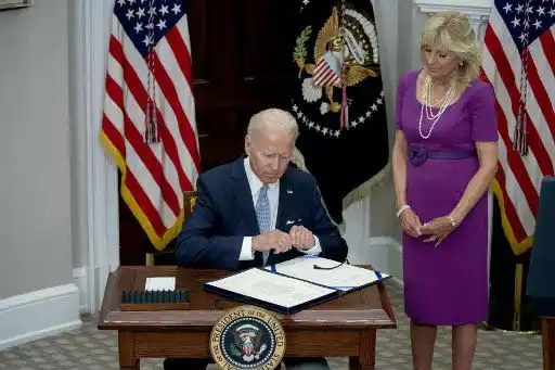 ¡HISTÓRICO! Biden firma la ley que regula las armas de fuego
