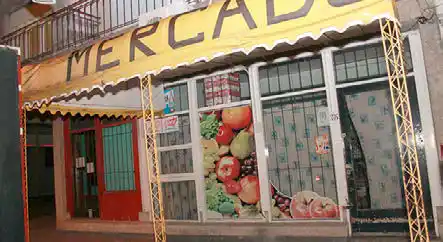 Un comerciante forcejeó con tres ladrones que le robaron