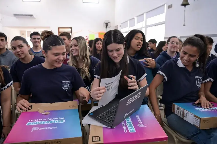 Entregaron cientos de computadoras portátiles