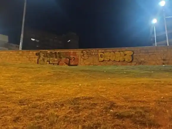 Atraparon a dos hombres mientras hacían pintadas con aerosol en el Paseo Galíndez