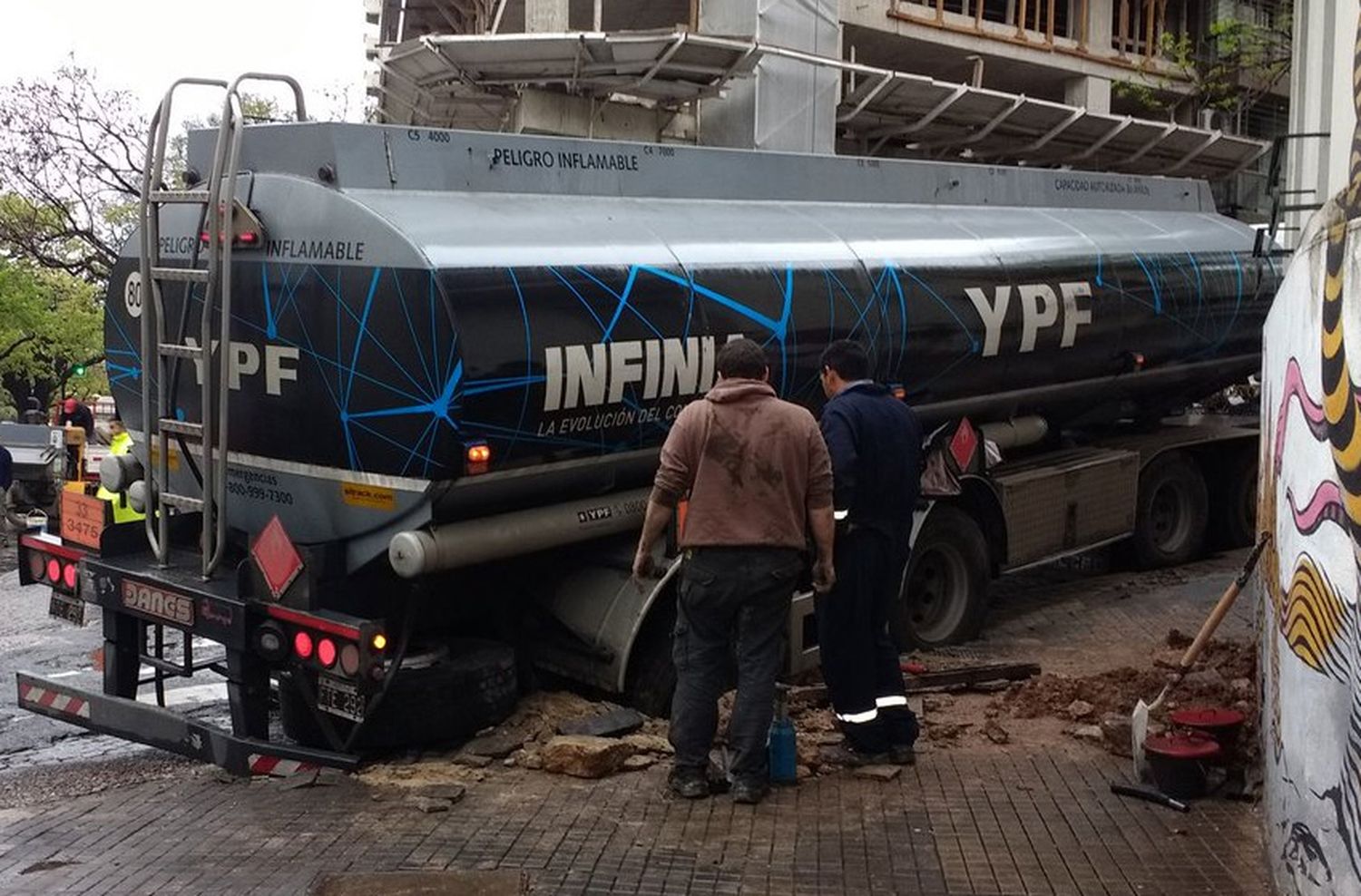 Caos en el centro: un camión quedó incrustrado en una boca de tormenta