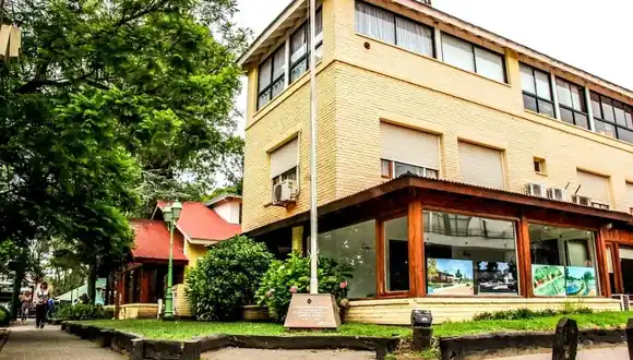 Escándalo en Pinamar: separan de su cargo a la tesorera municipal tras ser filmada guardando dinero en su cartera