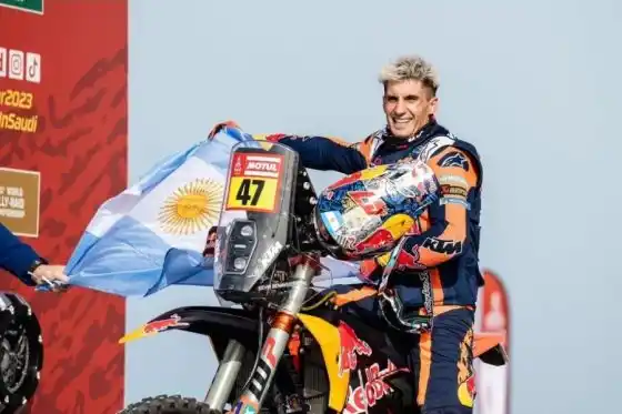 Kevin Benavides, ganador en motos durante 2023.