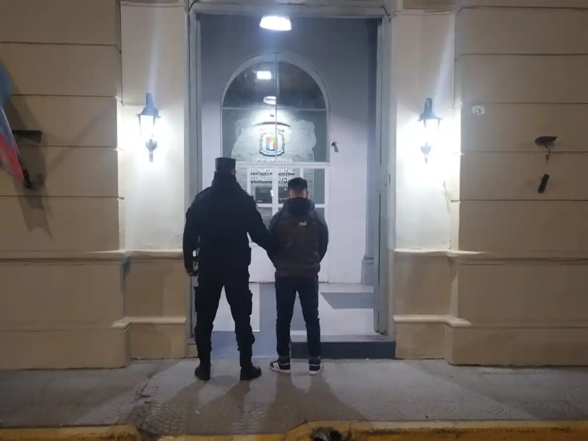 Dio positivo en un control de alcoholemia, amenazó a los inspectores y fue detenido