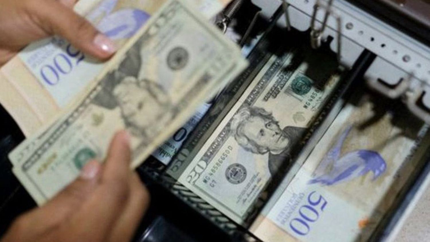 ¡ALERTA! Economía venezolana «corre riesgo» de caer formalmente en recesión