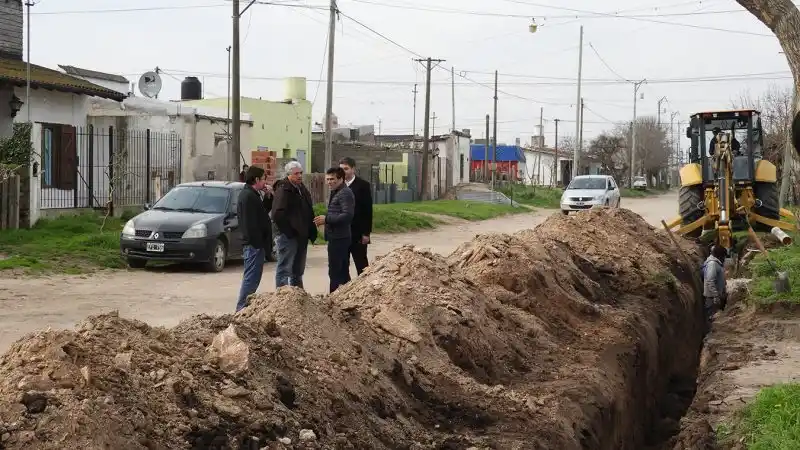 Continúan las tareas de extensión de red de cloacas en Quequén