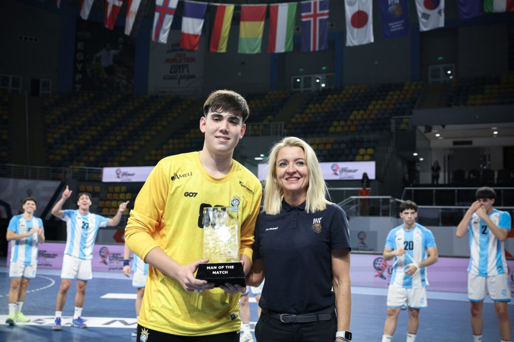 Simon Viera recibiendo el premio al mejor jugador del Partido.