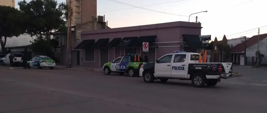Un policía con heridas graves tras forcejear con delincuentes