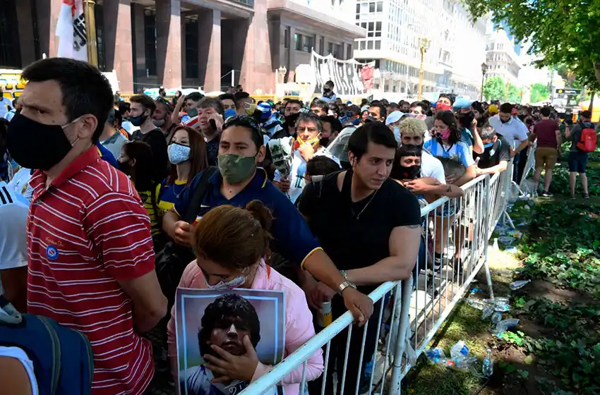¿El velatorio de Maradona puede ser un evento superpropagador del virus?