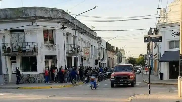 Largas colas para comprar cigarrillos en Nogoyá
