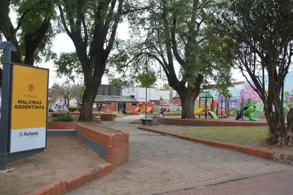 Tareas de mantenimiento en el Parque Isla Malvinas y Paseo del Este