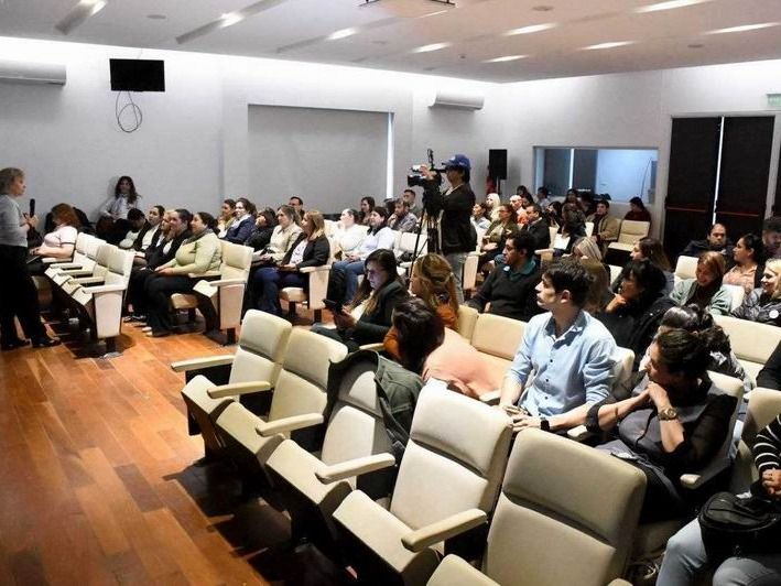 Un centenar de agentes estatales rindieron
examen de redacción administrativa